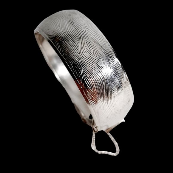 1960s True Vintage Wide Textured Silver Tone Metal Bangle Bracelet By Coro - Picture 6 of 7